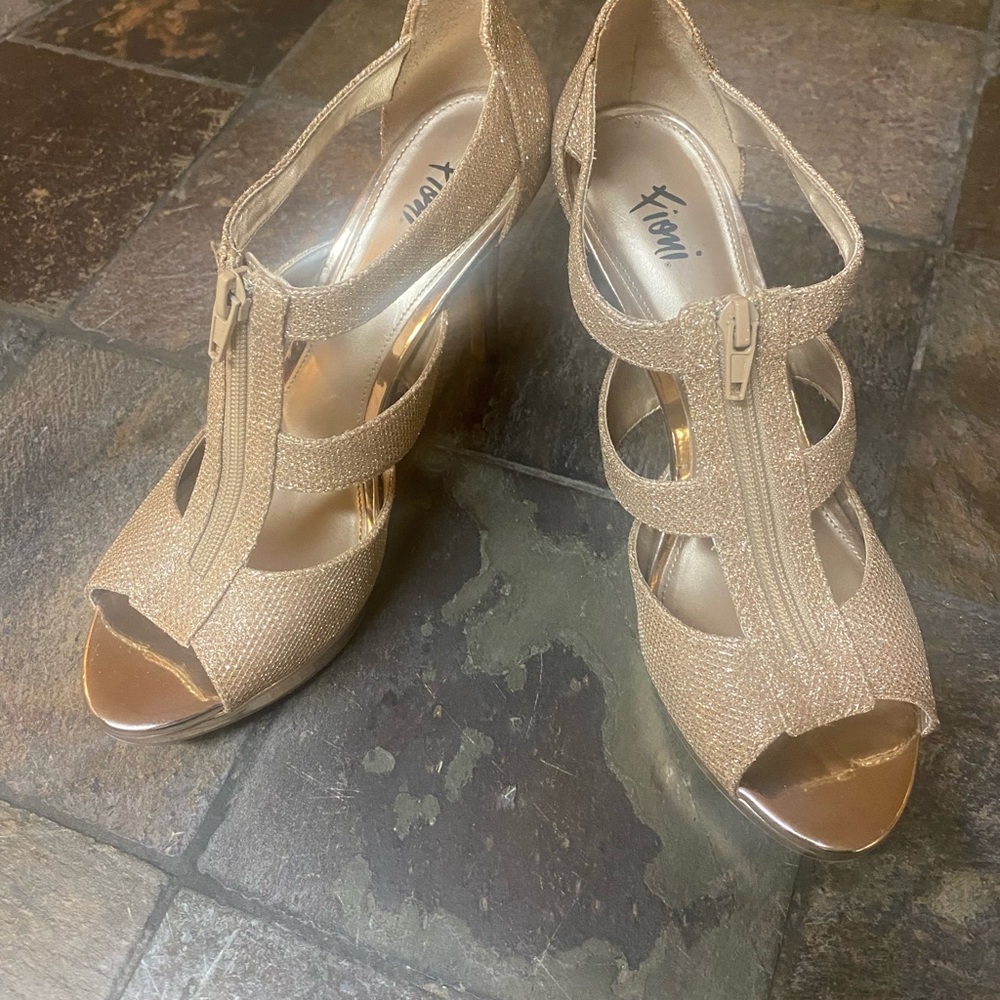 Gold 4 inch heels. Great for Homecoming!